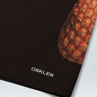 Tecido preto com abacaxi impresso e texto OSKLEN