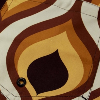 Bolso com padrão ondulado castanho e etiqueta OSKLEN SURFING