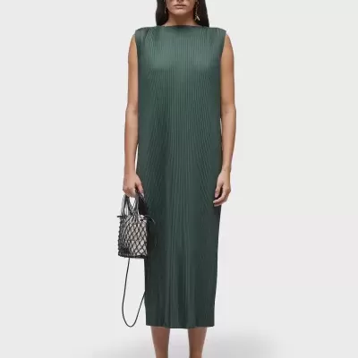 Vestido midi verde escuro plissado com acessórios pretos