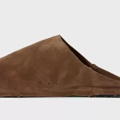 Chinelo castanho em camurça com costuras e pequenos orifícios decorativos