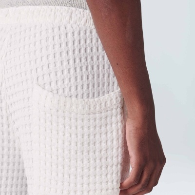 Calções brancos com textura quadriculada e bolso frontal