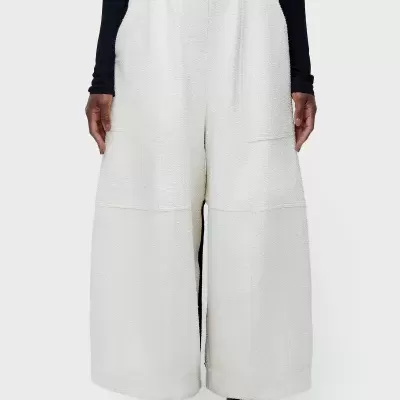 Calças largas brancas texturizadas com bolsos grandes
