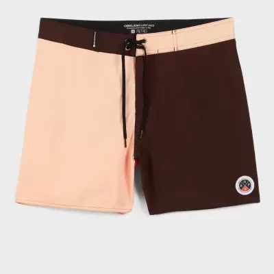 Calções de banho bicolor castanho e bege claro com cordão preto e emblema circular.