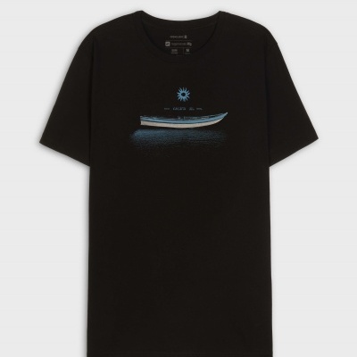 T-shirt preta com estampa de barco azul e texto Caiçara