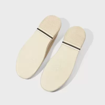 Solas de sapato claras com ranhuras e linha preta decorativa