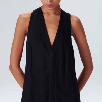 Vestido preto sem mangas com decote em V e chapéu de palha bege