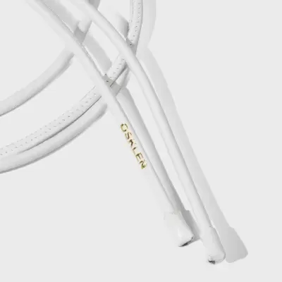 Cordão de couro branco com inscrição dourada OSKLEN