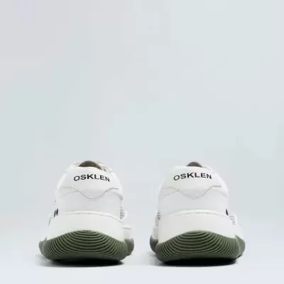 Sapatilhas brancas OSKLEN vistas de trás com sola verde