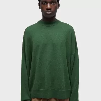 Camisola verde escura de malha com gola subida