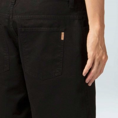 Calças curtas pretas com bolso traseiro e pequena etiqueta castanha