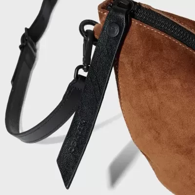 Bolsa castanha em camurça com alça preta em pele e fecho negro