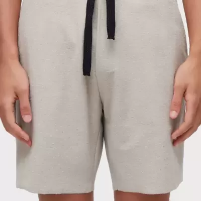 Calções masculinos bege claro com cordão preto na cintura