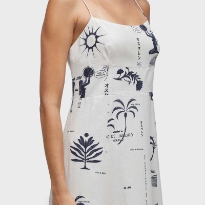 Vestido feminino branco com alças finas e estampas azuis variadas