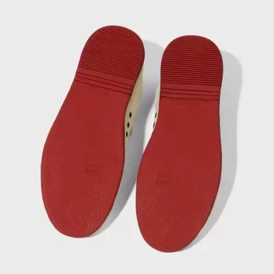 Sola vermelha de sapatos com textura lisa e estriada no calcanhar