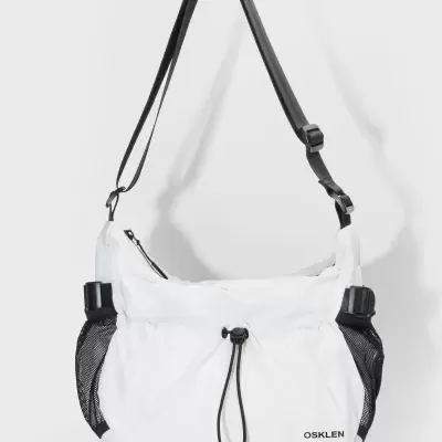Mala branca OSKLEN com alça preta e detalhes em rede preta