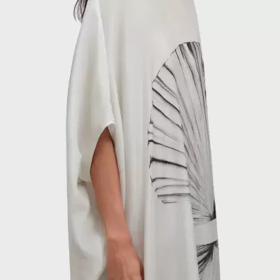 Vestido branco comprido com estampa preta de folha e mangas largas