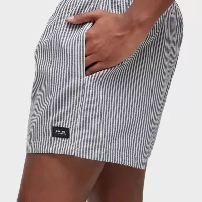 Calções com riscas brancas e cinzentas, bolso lateral e etiqueta OSKLEN