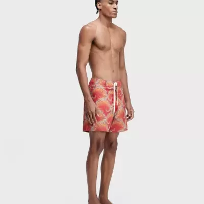 Calções de banho masculinos com padrão colorido e cordão branco.