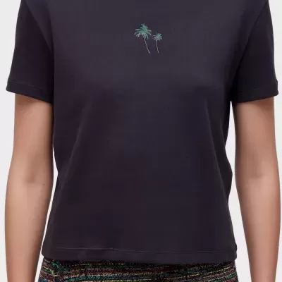 T-shirt preta com bordado de palmeiras