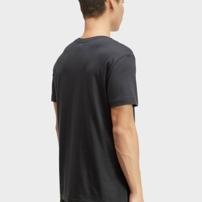 Pessoa de costas com t-shirt e calções pretos