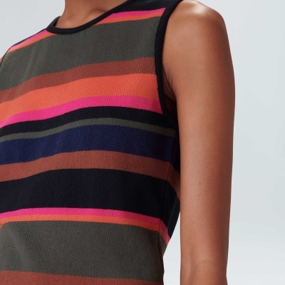 Top feminino riscas horizontais coloridas com gola redonda preta, sem mangas