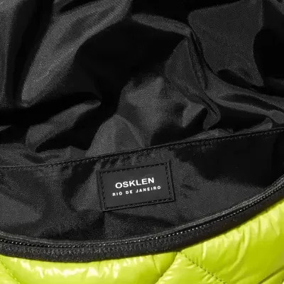 bolsa verde acolchoada com interior preto e etiqueta OSKLEN