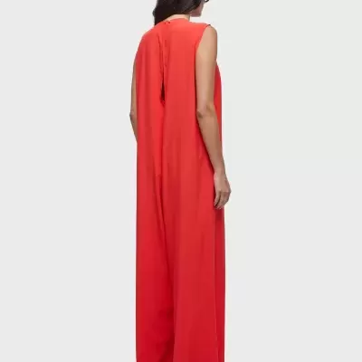 Macacão vermelho comprido sem mangas visto pelas costas