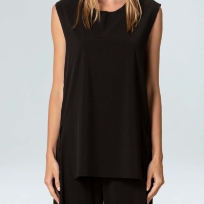 Top preto feminino sem mangas e calças largas pretas