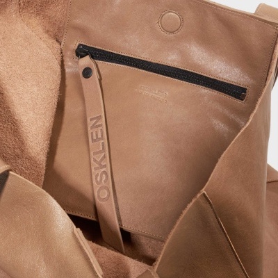 Mala de couro castanho claro com bolso interior e alça Osklen