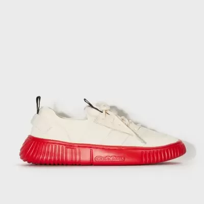 Ténis brancos com sola vermelha com palavra Oshkosh