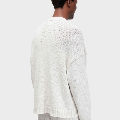 Sweater branco de malha com padrão de tricot aberto visto de costas