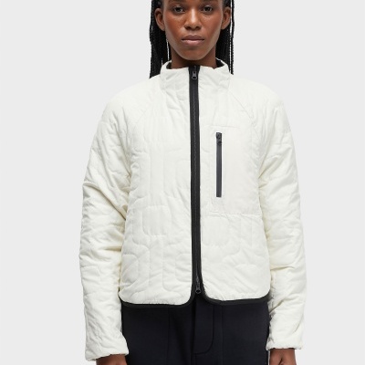Casaco acolchoado branco com fecho preto e bolso com fecho