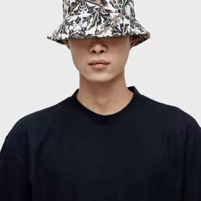 Chapéu bucket floral em branco, preto e bege com camisola preta