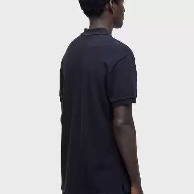 Homem de costas com polo preta e calções azuis