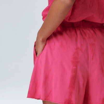 Shorts femininos cor-de-rosa com bolsos e tecido leve