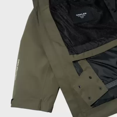 Casaco verde militar com interior preto e etiqueta preta OSKLEN