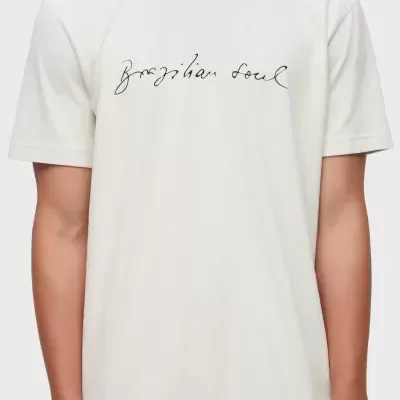 T-shirt branca de manga curta com texto preto Brazilian Soul.