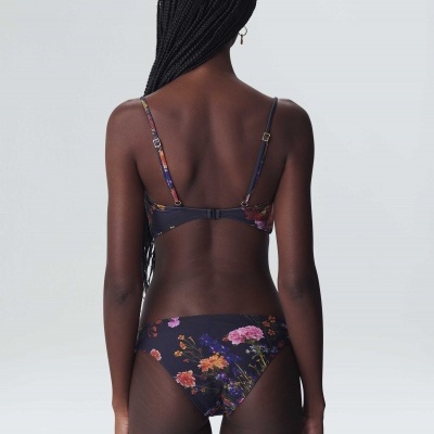 Biquíni floral escuro visto de costas numa modelo.