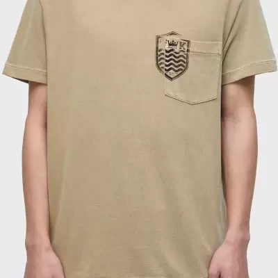 T-shirt bege com bolso e brasão estampado no peito