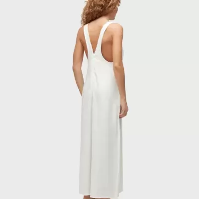 Vestido comprido branco com alças largas em V nas costas