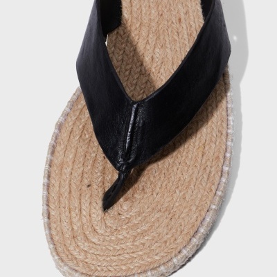 Chinelo com sola de ráfia bege e tira preta em T