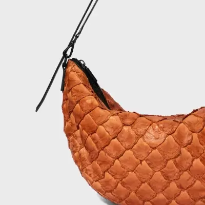 Mala de ombro em couro castanho acolchoado com padrão de escamas