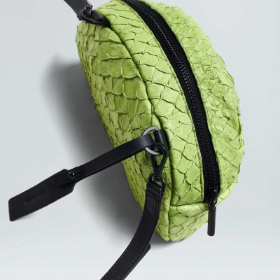 Bolsa pochete verde com textura de escamas e fecho preto