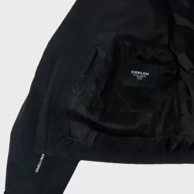 Interior de casaco preto com etiqueta e bolso de rede