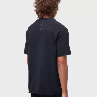 T-shirt preta de manga curta vista de costas.