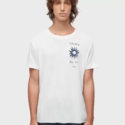 Homem com t-shirt branca e calções escuros