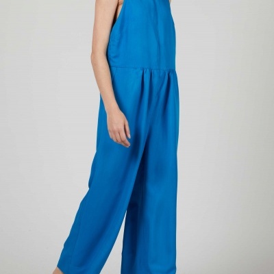 Macacão azul sem mangas de tecido liso com corte largo