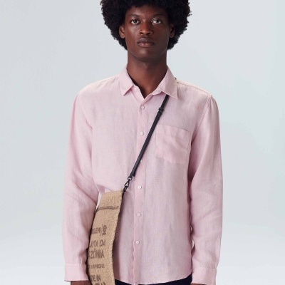 Camisa rosa claro de manga comprida com bolso e bolsa pequena de juta com alça preta