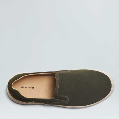 Sapato slip-on verde escuro com sola branca e interior bege da marca Osklen