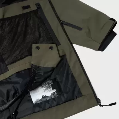 Casaco verde oliva com interior preto e bolsos interiores